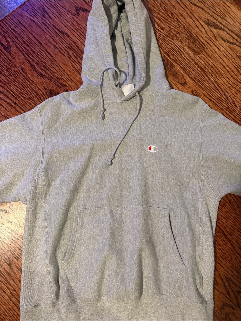 Champion Men's Light Gray Crewneck Hoodie with Small Logo